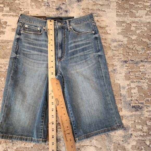 NWT Banana Republic highrise 10" denim shorts. Light to medium wash.  Size 27. - Picture 10 of 13